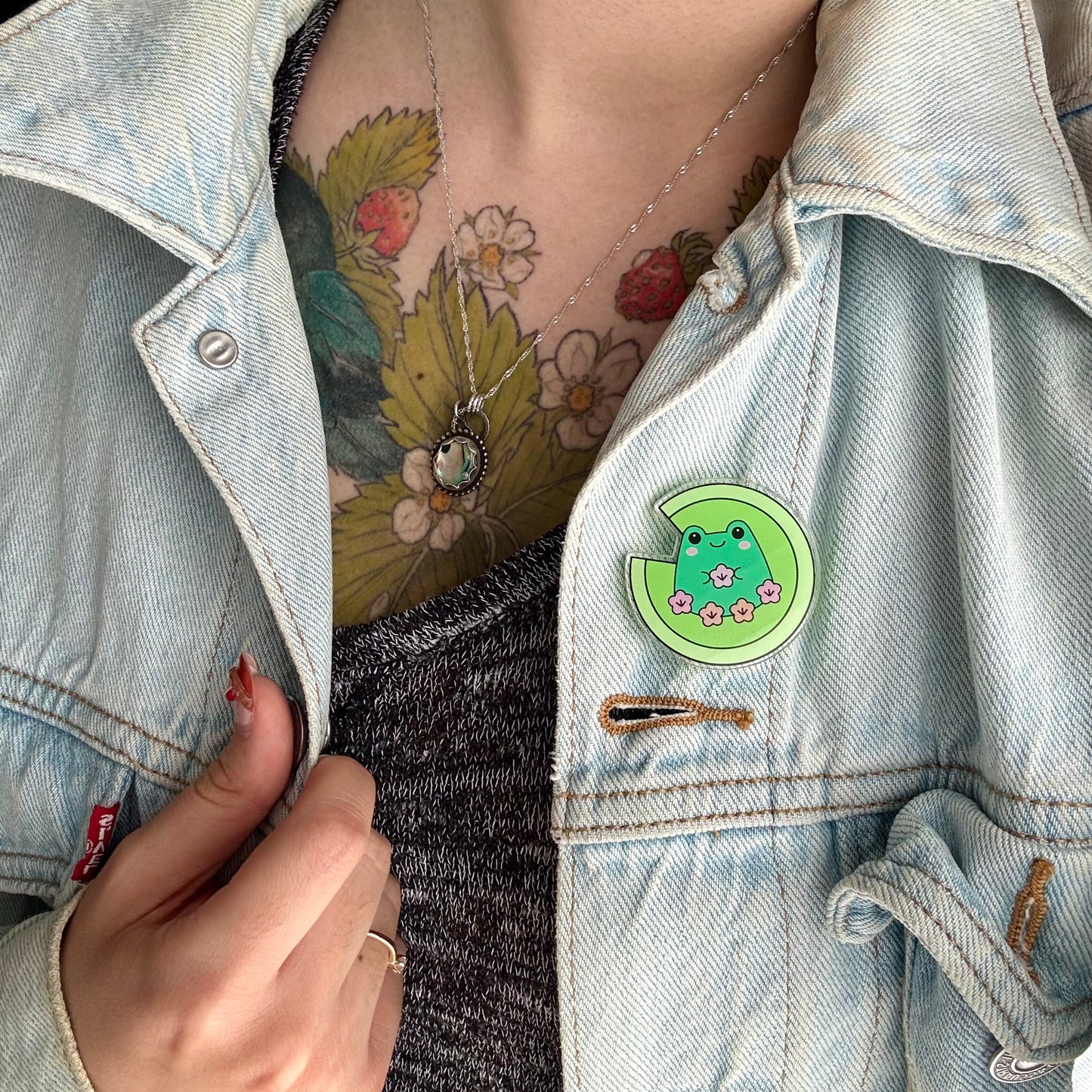 Grenouille & fleurs de cerisier - Pin's Acrylique