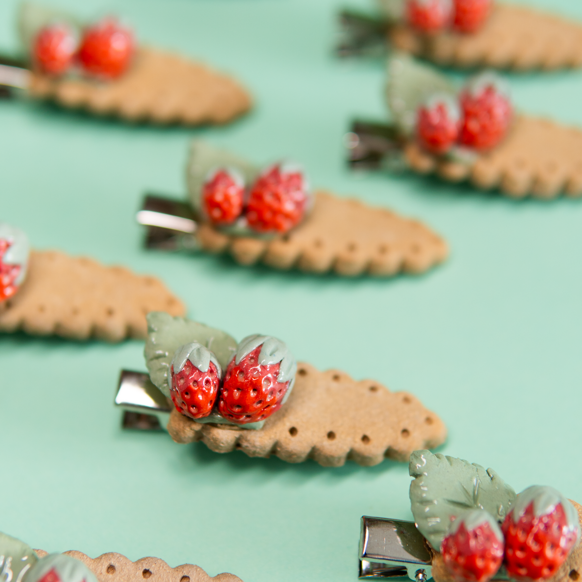 Biscuit fraise - Barrette a cheveux ceramique