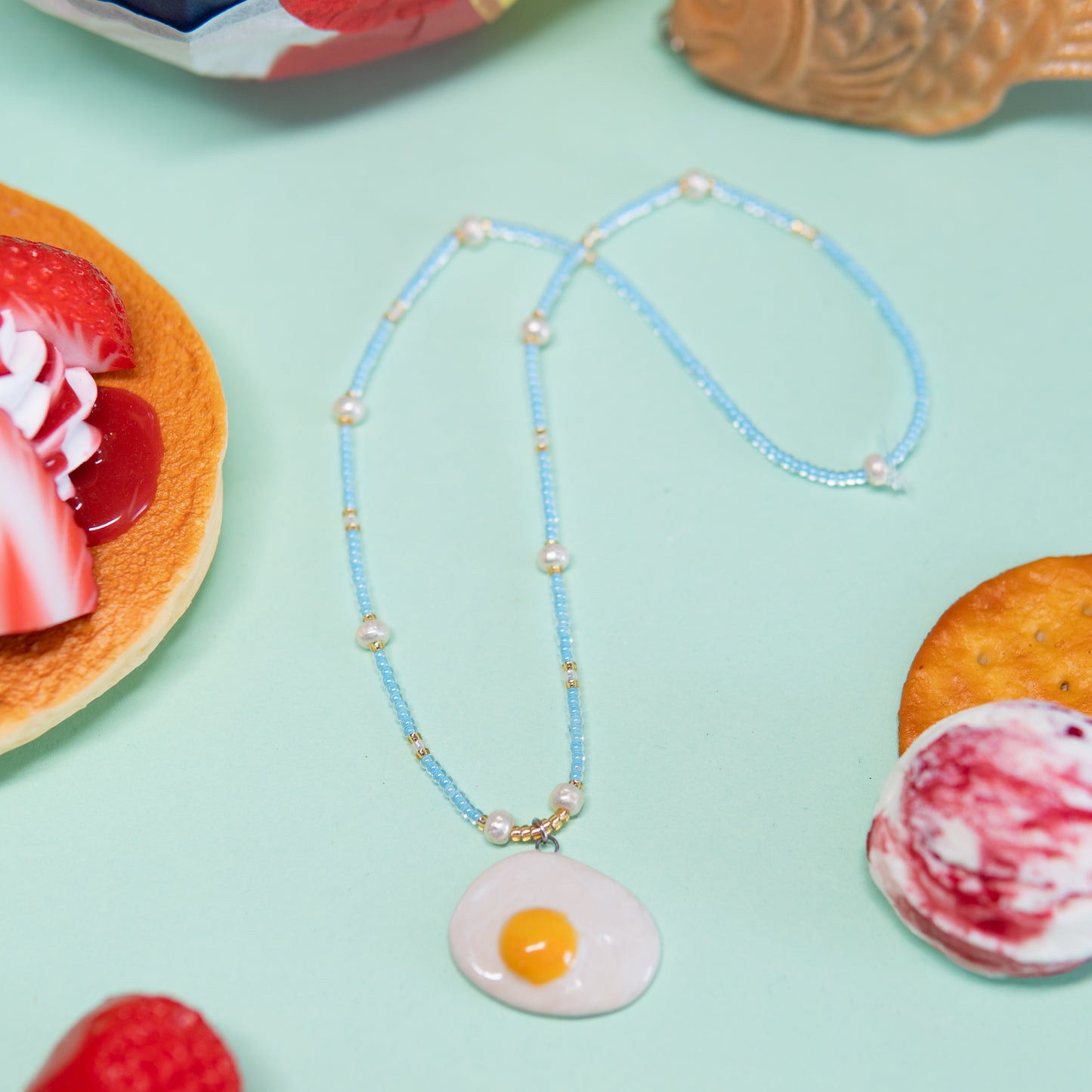 Oeuf au plat - collier élastique, pendentif en céramique