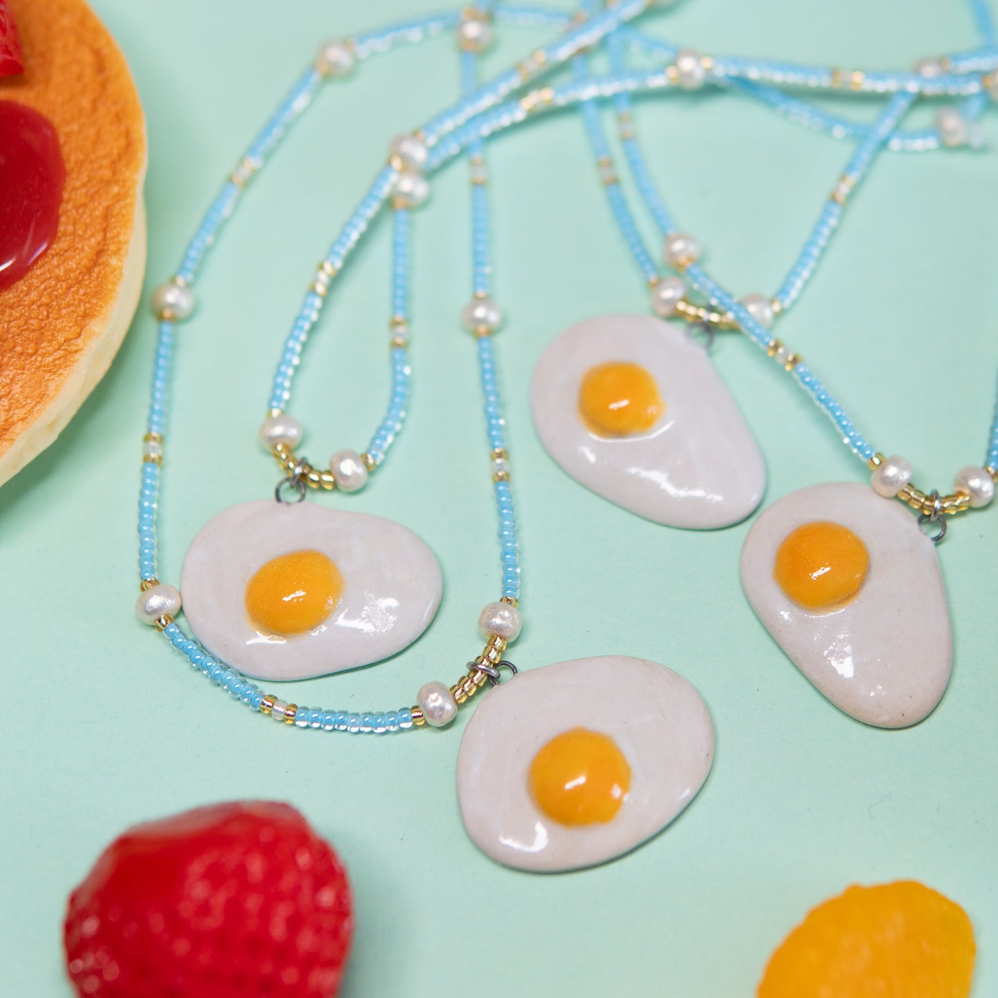 Oeuf au plat - collier élastique, pendentif en céramique