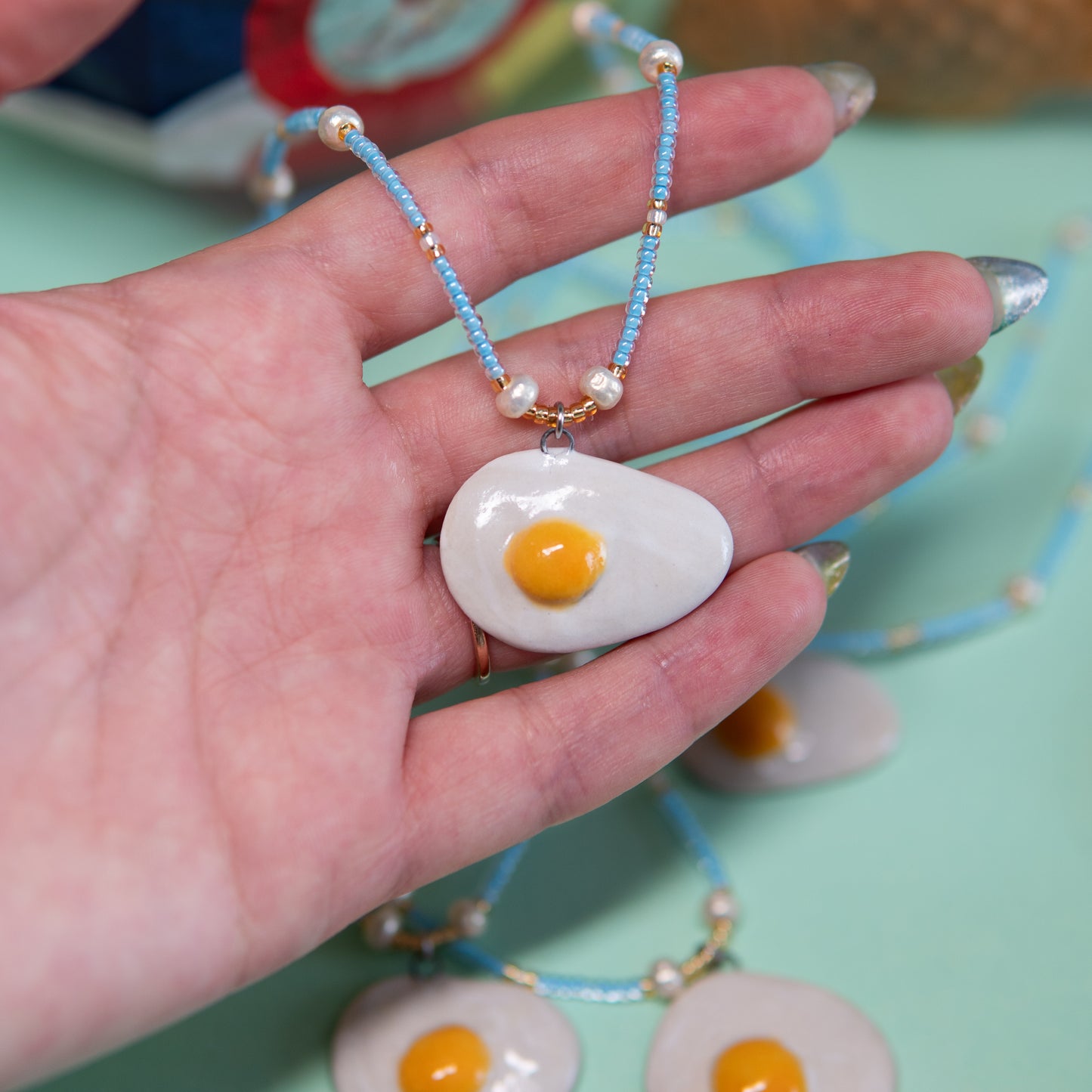 Oeuf au plat - collier élastique, pendentif en céramique