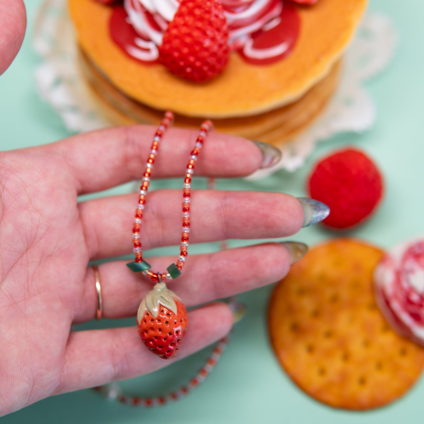 Fraises - Collier élastique, pendentif en céramique