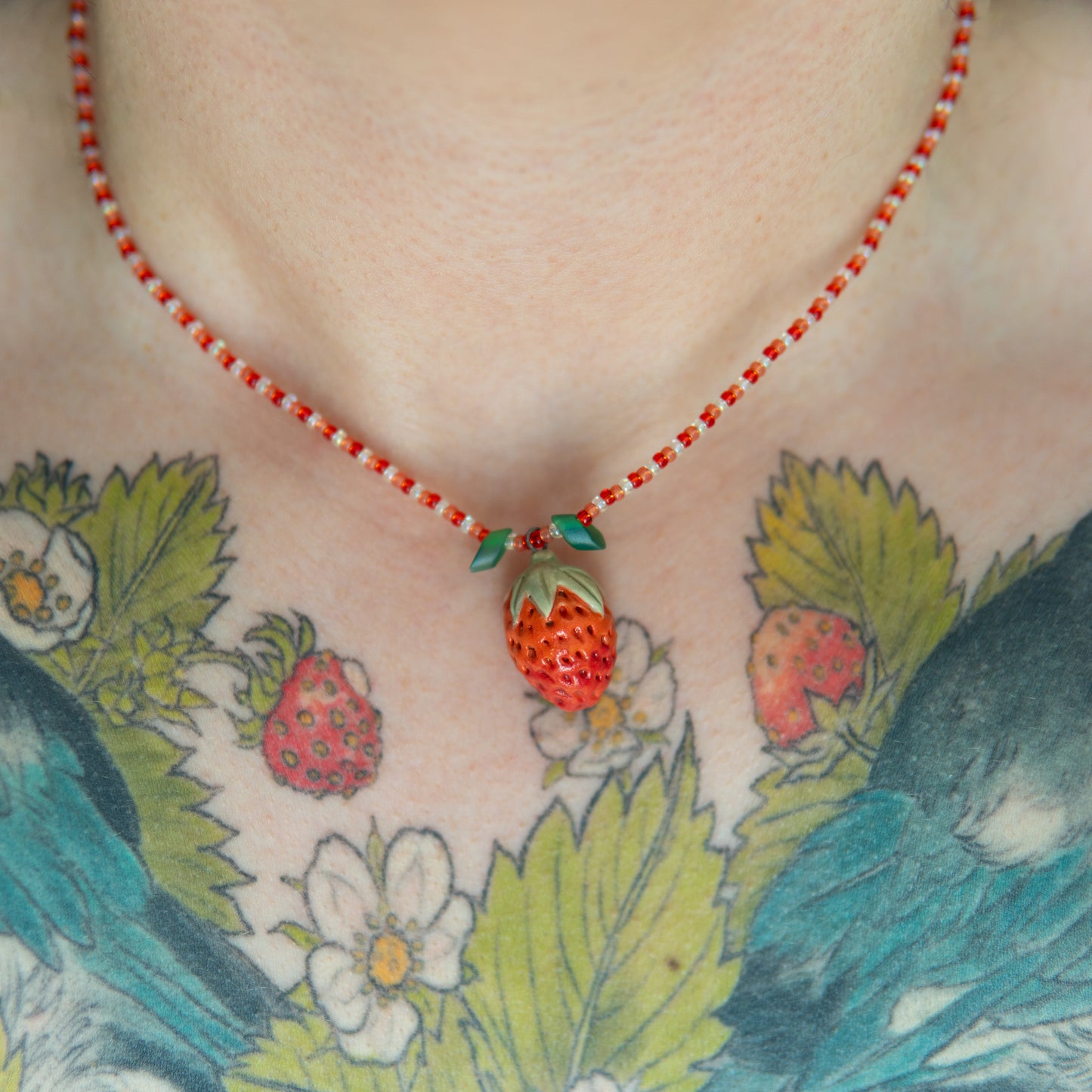 Fraises - Collier élastique, pendentif en céramique