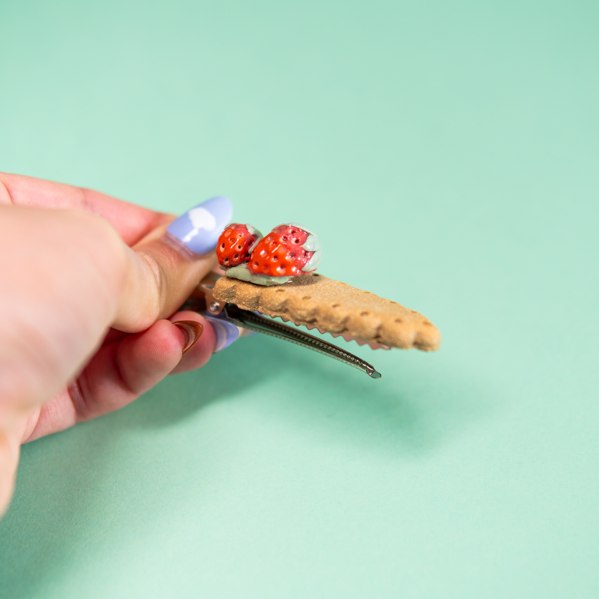 Biscuit fraise - Barrette a cheveux ceramique