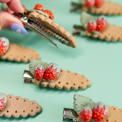 Biscuit fraise - Barrette a cheveux ceramique