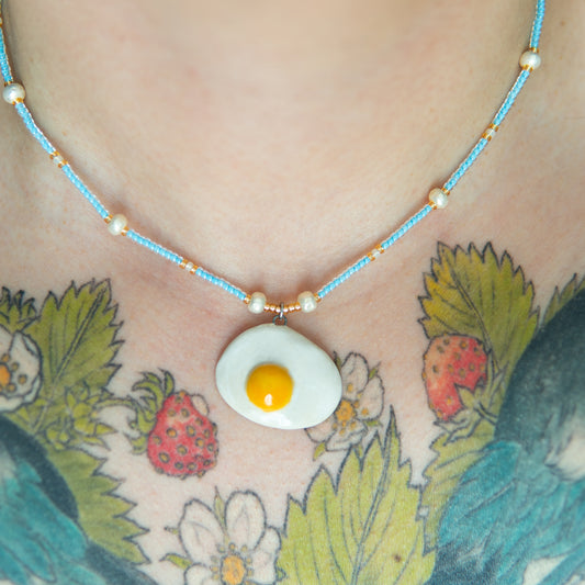 Oeuf au plat - collier élastique, pendentif en céramique